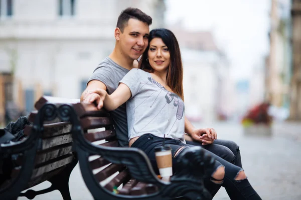 Pareja joven posando en el fondo de la ciudad, concepto de viaje —  Fotos de Stock