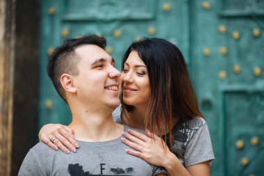 Birbirine aşık bir çift serin bir sonbahar sabahında şehrin sokaklarında yavaşça yürür..