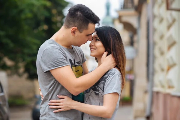 Şehrin arka planında poz veren genç çift, seyahat kavramı