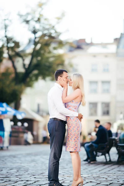 Vackra par förälskade dejtar utomhus och ler — Stockfoto