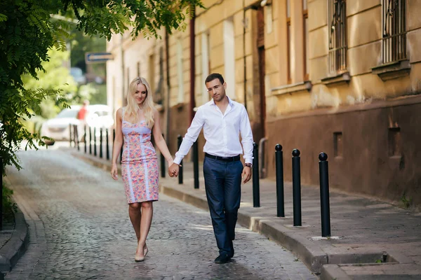 Romantik turist çift şehirde rahatça dolaşıyor. — Stok fotoğraf