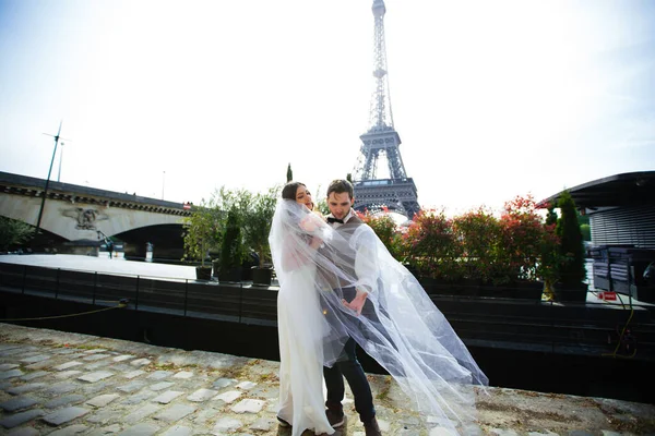 Newly married couple in Paris near the Eiffel Tower — Stock Photo, Image