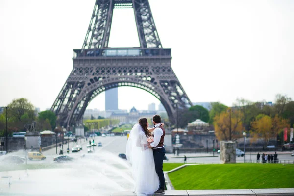 Düğün çifti. Gelin güzel bir gelinlik içinde, gelin şık bir smokin içinde, Paris Fransa — Stok fotoğraf