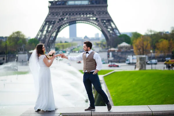 Ζευγάρι ερωτευμένο στο Παρίσι, φωτογραφία γάμου — Φωτογραφία Αρχείου