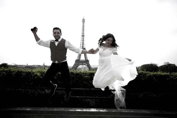 Newly married couple in Paris near the Eiffel Tower — Stock Photo, Image