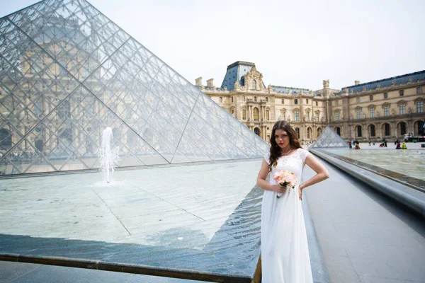 Bride in wedding dress in paris july louvre — Stock Photo, Image