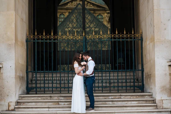 Happy bride and groom enjoying their wedding in Paris — Stock Photo, Image