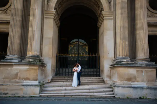 Χαρούμενη νύφη και γαμπρός απολαμβάνουν το γάμο τους στο Παρίσι — Φωτογραφία Αρχείου