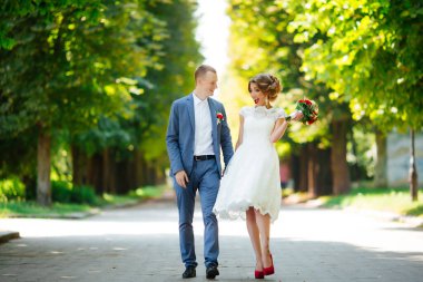 Gelin ve damat düğün günlerinde, doğada yürüyorlar..