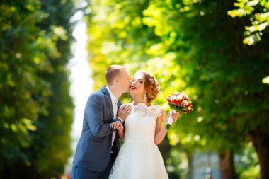 Düğün çifti, güzel genç gelin ve damat,