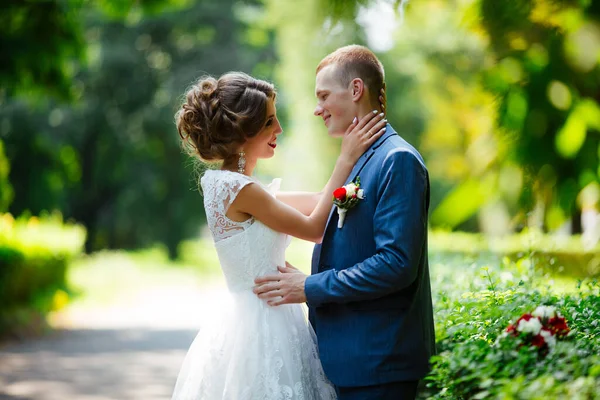 Güneşli bir günde parkta poz veren harika genç bir çift..