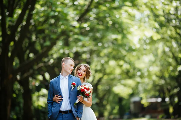 Ett lyckligt par. Bröllopsfoto. Paret är förälskade.. — Stockfoto