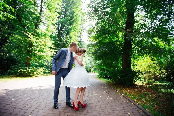 Hochzeit. Junges Paar, frisch verheiratet, Händchen haltend — Stockfoto