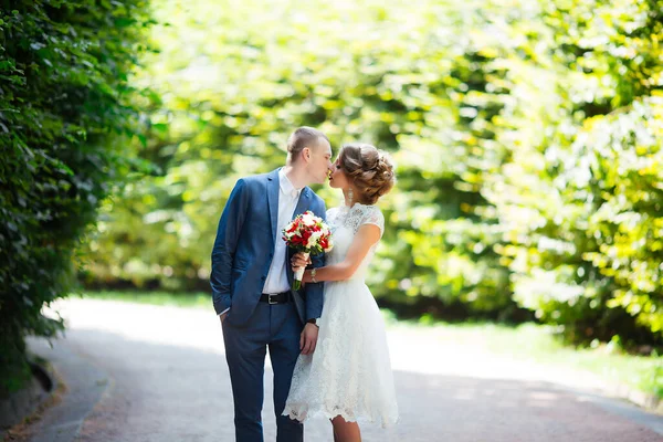結婚式で幸せな花嫁と新郎。公園の新婚旅行. — ストック写真