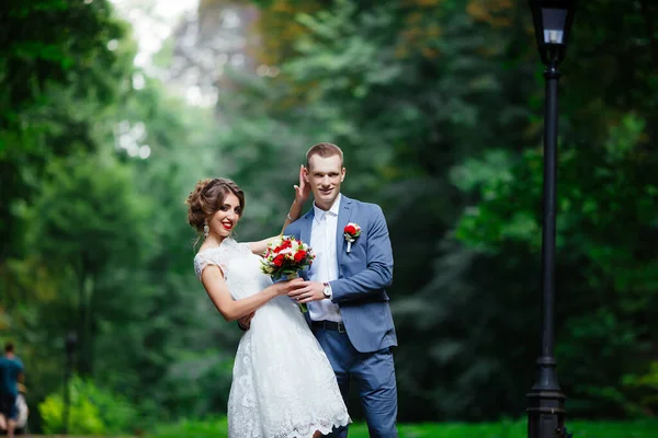 Um casal feliz. Foto de casamento. O casal está apaixonado. . — Fotografia de Stock