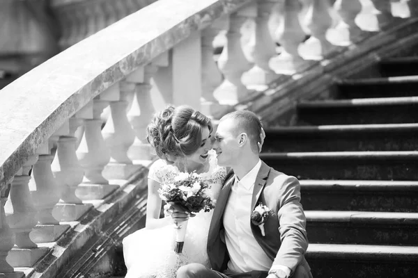 Mariées marcher autour de la ville à l'extérieur, mariage — Photo