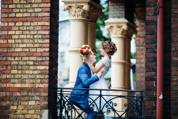 Nevěsty procházky po městě venku, svatba — Stock fotografie
