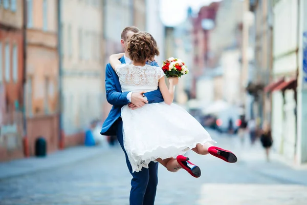 Noiva feliz e noivo em seu casamento. recém-casados no parque . — Fotografia de Stock