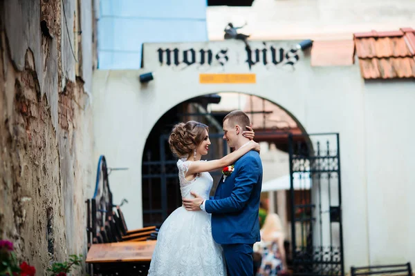 Noivas andam ao redor da cidade ao ar livre, casamento — Fotografia de Stock