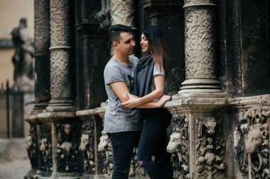 Birbirine aşık bir çift serin bir sonbahar sabahında şehrin sokaklarında yavaşça yürür..