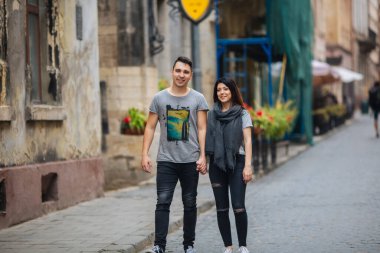 Birbirine aşık bir çift serin bir sonbahar sabahında şehrin sokaklarında yavaşça yürür..