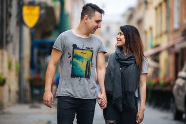 Çiftler şehirde eğleniyor. lviv