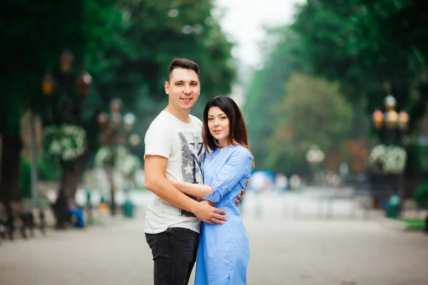 Un couple amoureux marche lentement dans les rues de la ville par une fraîche matinée d'automne. — Photo