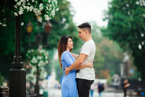 Couple posant dans les rues d'une ville européenne par temps d'été. — Photo