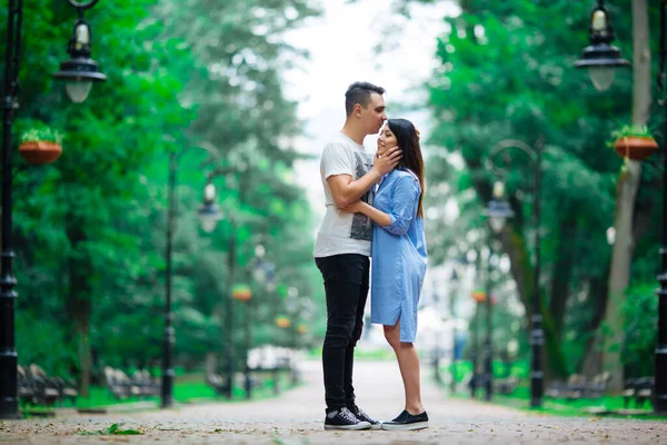 Paar in een bos, warme zomer, heerlijk weer — Stockfoto