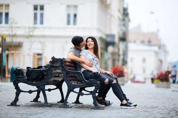 Paar posiert bei Sommerwetter auf den Straßen einer europäischen Stadt. — Stockfoto