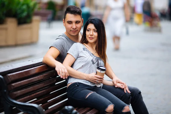 夏天，一对夫妇在欧洲城市的街道上摆姿势. — 图库照片