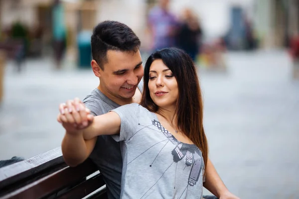 Un couple amoureux marche lentement dans les rues de la ville par une fraîche matinée d'automne. — Photo