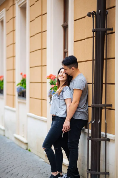 Pareja joven posando en el fondo de la ciudad, concepto de viaje —  Fotos de Stock