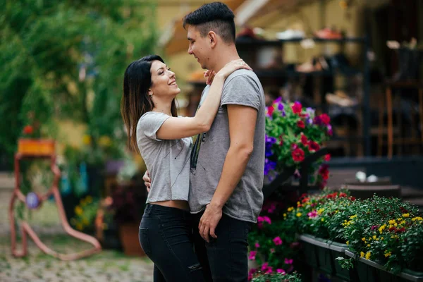 Couple posant dans les rues d'une ville européenne par temps d'été. — Photo