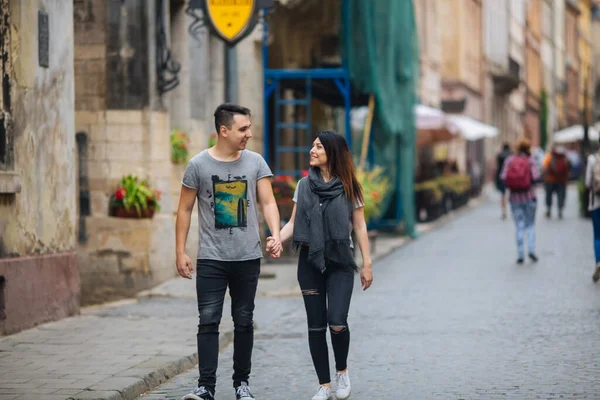 Junges Paar posiert vor Großstadthintergrund, Reisekonzept — Stockfoto