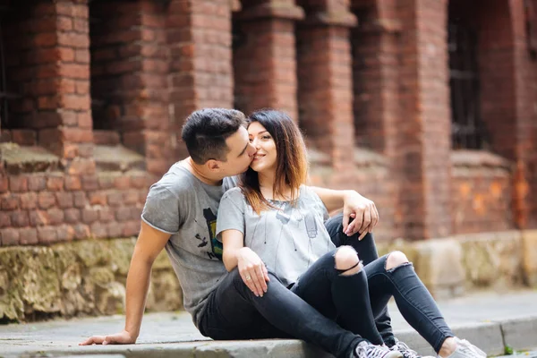 Pareja posando en las calles de una ciudad europea en verano tiempo. —  Fotos de Stock