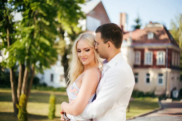 Couple aimant se promener dans la ville. Lviv — Photo