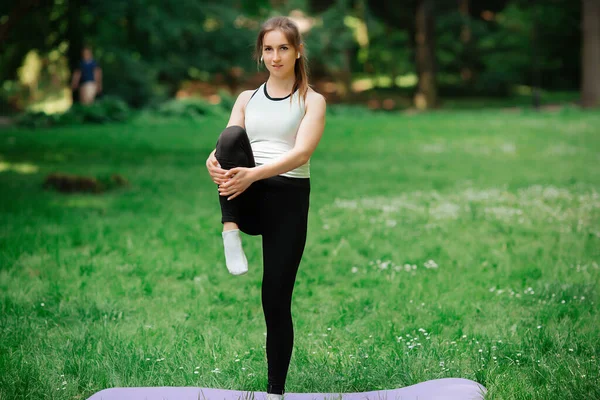 Mädchen treibt Sport im Park — Stockfoto