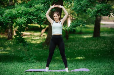 Kız sporla meşgul, sağlıklı bir yaşam tarzı var.