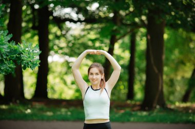 Genç bir kadın spor yapıyor, sağlıklı bir yaşam tarzı.,