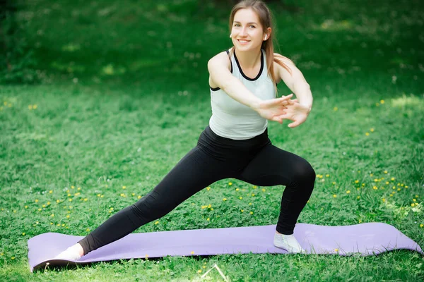 Meisje gaat naar binnen voor sport in het park — Stockfoto