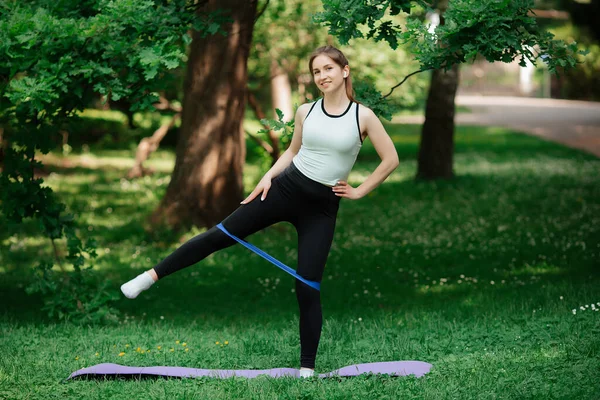Kız spor için Avrupa parkına gider.