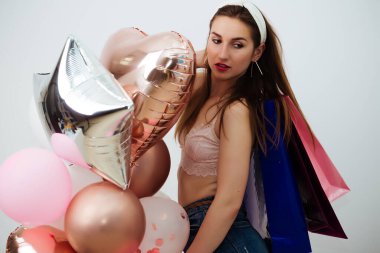 Mayolu, izole edilmiş bir geçmişi olan heyecanlı bir genç kız.