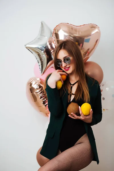 Smiling happy brunette fashionable woman holding balloons posing. Studio shot. — Stock Photo, Image