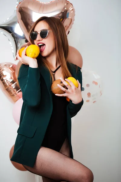 Sexy kobieta gospodarstwa owoce, pojedyncze tło — Zdjęcie stockowe