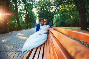 Yaz ormanında harika bir gelin ve damat