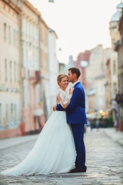 Mutlu romantik genç çift evliliklerini kutluyor.