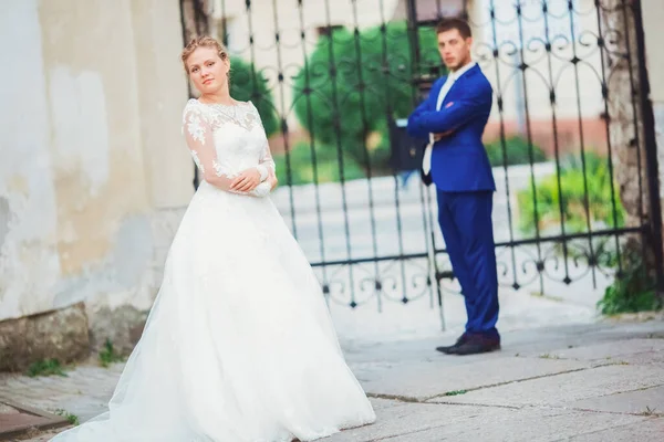 Feliz casal jovem romântico celebrando seu casamento — Fotografia de Stock