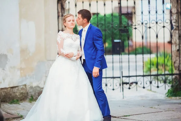 Feliz casal jovem romântico celebrando seu casamento — Fotografia de Stock