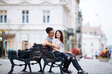 Çiftler şehirde eğleniyor. lviv